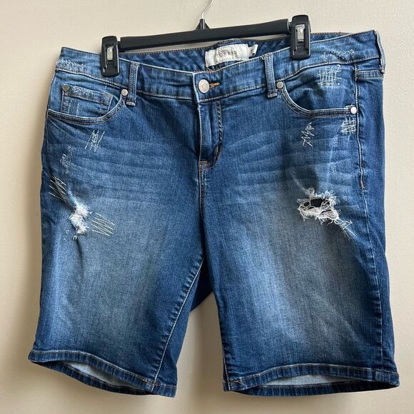 TORRID Medium Wash Stretch Distressed Zipper Shorts Plus Size 16 - Picture 1 of 4